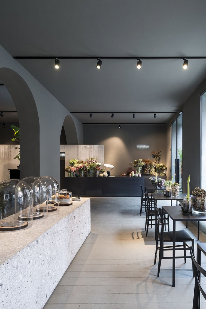 reflektory szynowe w aranżacji restauracji